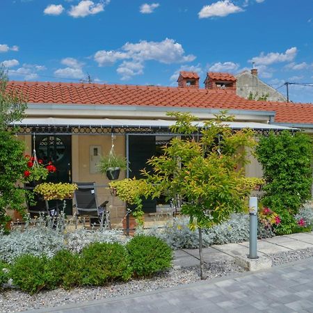 Issa Holiday Home - 3 Min Walk To Beach Kastela Bagian luar foto