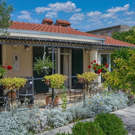 Issa Holiday Home - 3 Min Walk To Beach Kastela Bagian luar foto