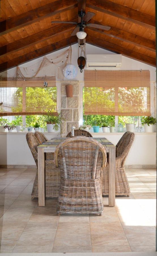 Issa Holiday Home - 3 Min Walk To Beach Kastela Bagian luar foto