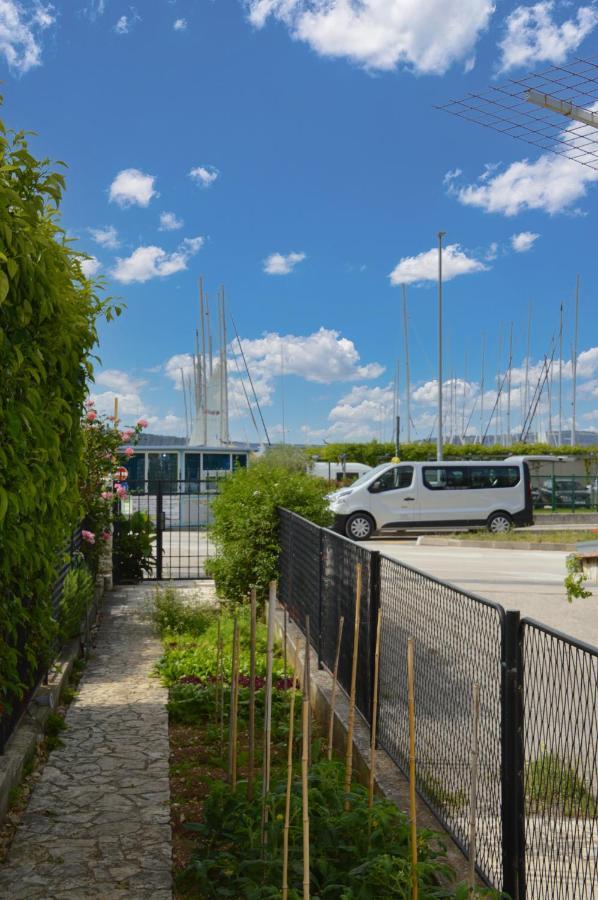 Issa Holiday Home - 3 Min Walk To Beach Kastela Bagian luar foto