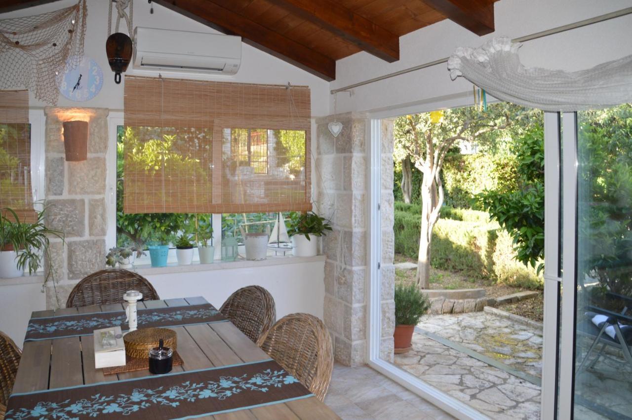 Issa Holiday Home - 3 Min Walk To Beach Kastela Bagian luar foto