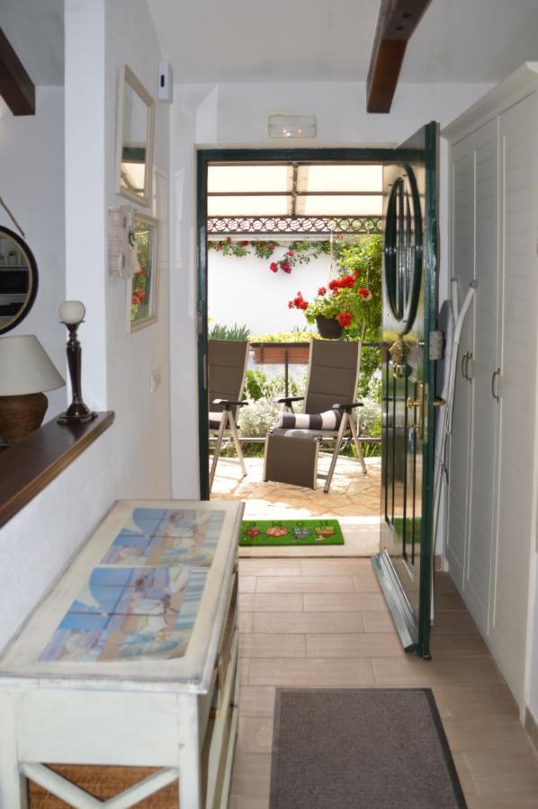Issa Holiday Home - 3 Min Walk To Beach Kastela Bagian luar foto