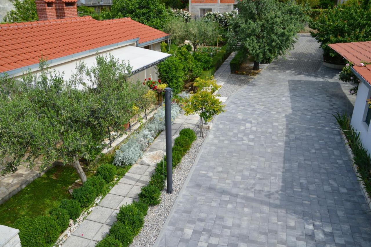 Issa Holiday Home - 3 Min Walk To Beach Kastela Bagian luar foto