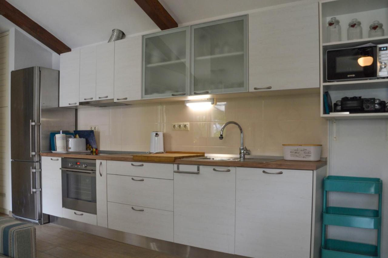 Issa Holiday Home - 3 Min Walk To Beach Kastela Bagian luar foto