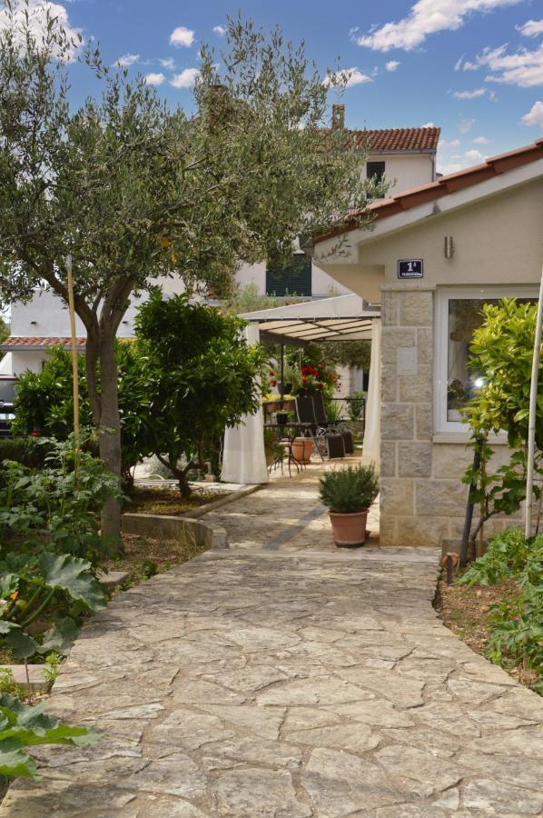 Issa Holiday Home - 3 Min Walk To Beach Kastela Bagian luar foto