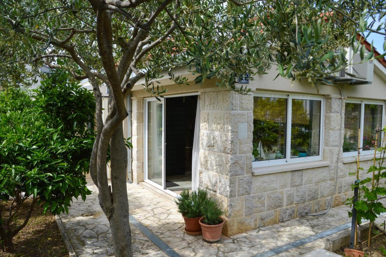 Issa Holiday Home - 3 Min Walk To Beach Kastela Bagian luar foto