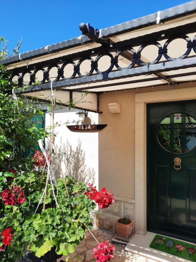 Issa Holiday Home - 3 Min Walk To Beach Kastela Bagian luar foto