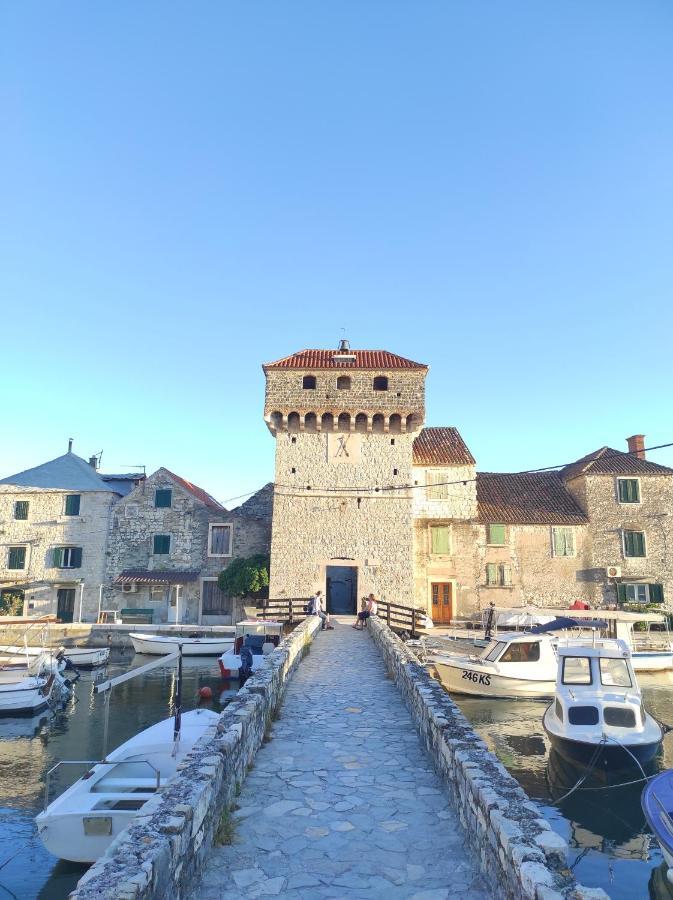 Issa Holiday Home - 3 Min Walk To Beach Kastela Bagian luar foto